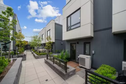 Front Yard Photo of 6292 Oak Street, Vancouver, BC