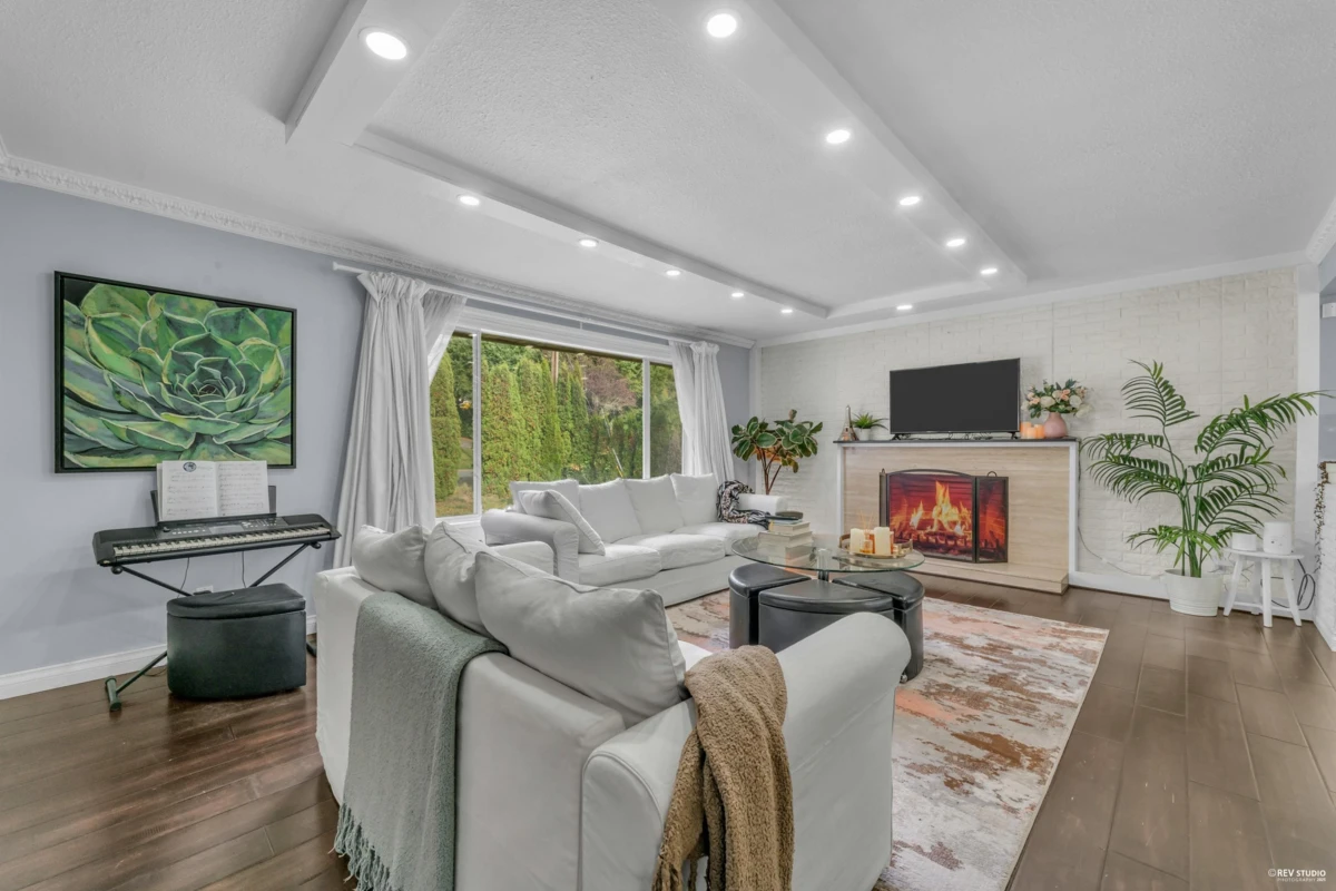 Dining Area Photo of 4380 Woodcrest Road, West Vancouver, BC