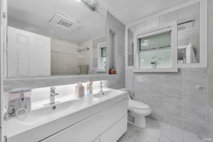 Powder Room Photo of 4380 Woodcrest Road, West Vancouver, BC