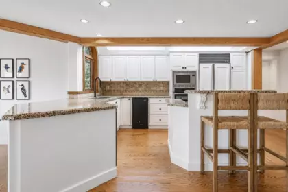 Kitchen Island Photo of 90 Tidewater Way, Lions Bay, BC