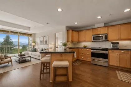 Kitchen Island Photo of 8571 Seascape Lane, West Vancouver, BC