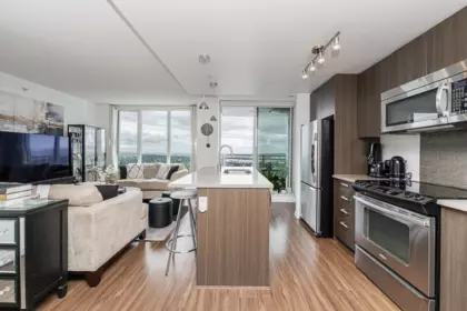 Kitchen Photo of 3809 13325 102a Avenue, Surrey, BC