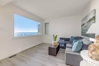 Breakfast Nook Photo of 15152 Victoria Avenue, White Rock, BC