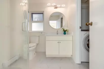Powder Room Photo of 15152 Victoria Avenue, White Rock, BC