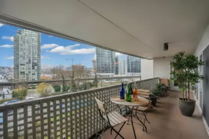 304 4941 Lougheed Highway, Burnaby, BC, Burnaby — Apartment/Condo for sale
