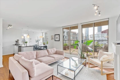 2402 969 Richards Street, Vancouver, BC, Vancouver — Apartment/Condo for sale