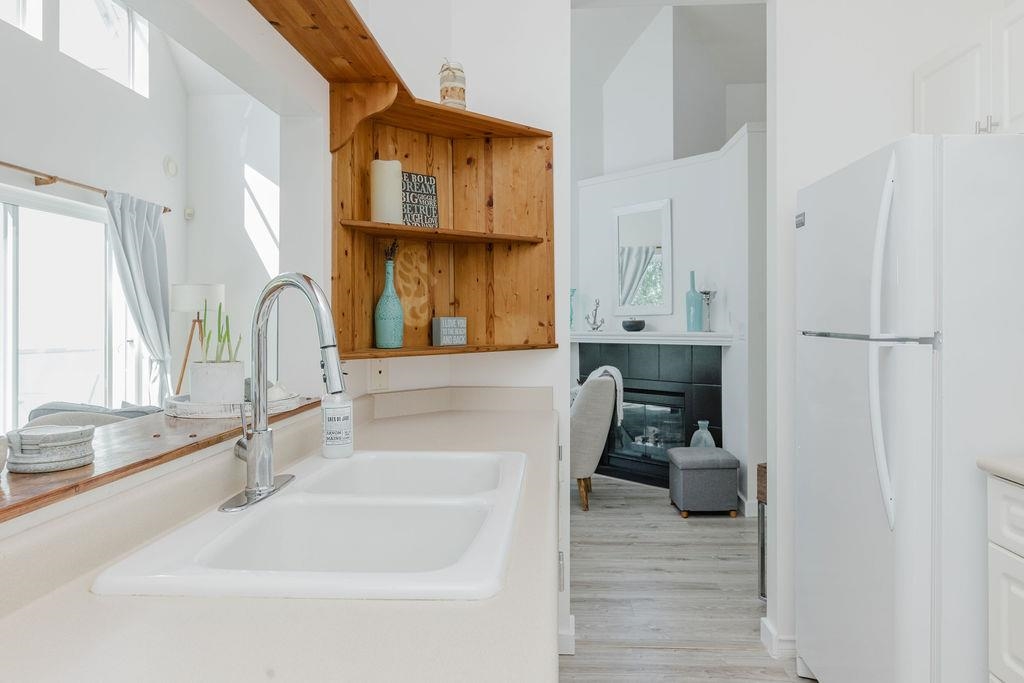 Kitchen Island Photo of 4 5740 Marine Way, Sechelt, BC
