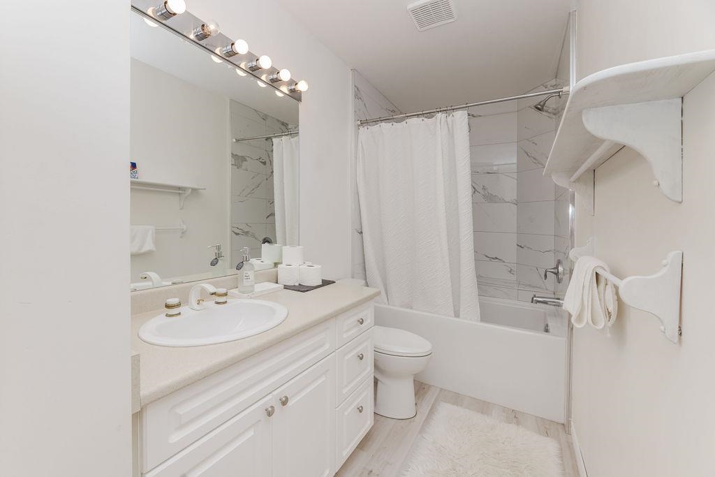 Primary Bathroom Photo of 4 5740 Marine Way, Sechelt, BC