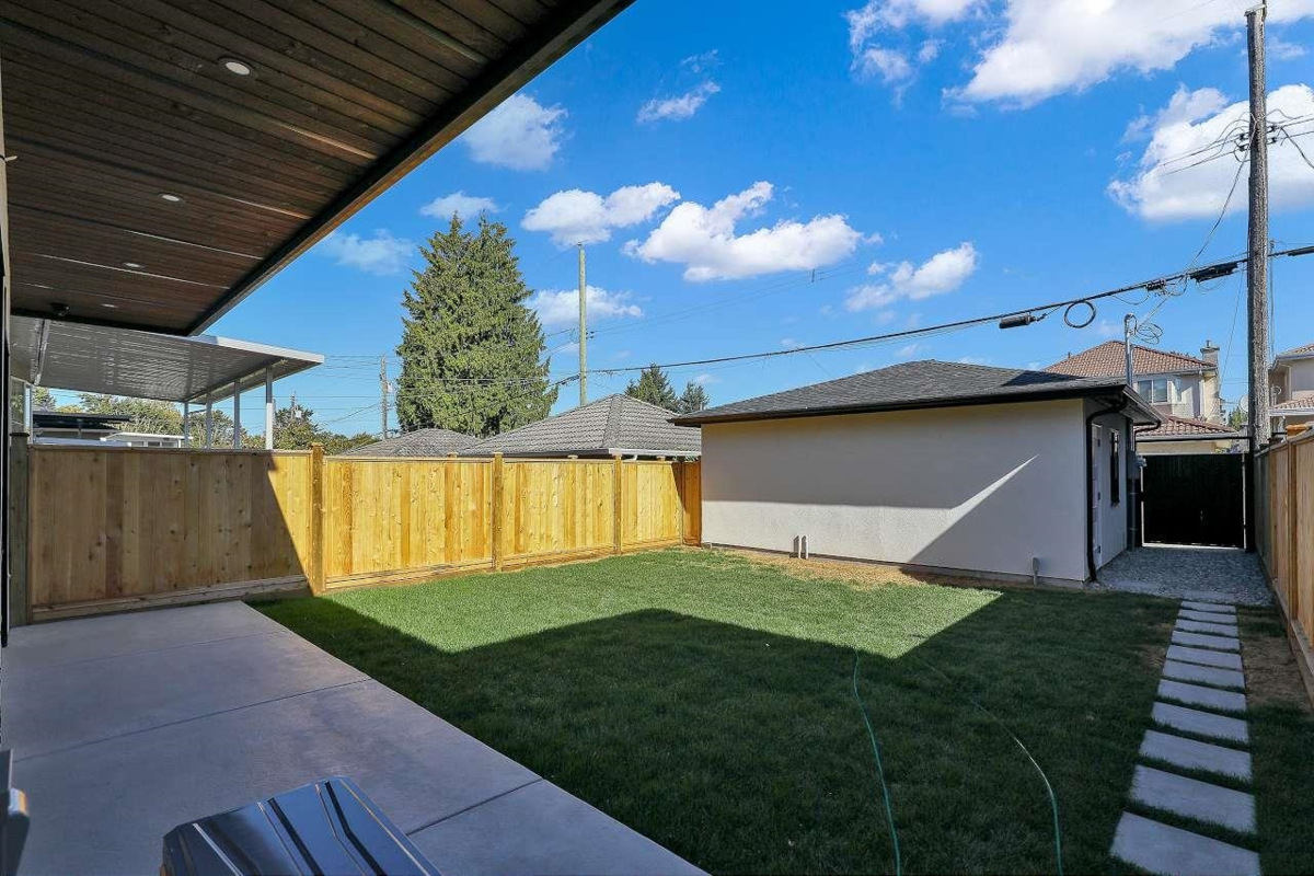 Backyard Photo of 2 3251 E 44 Avenue, Vancouver, BC