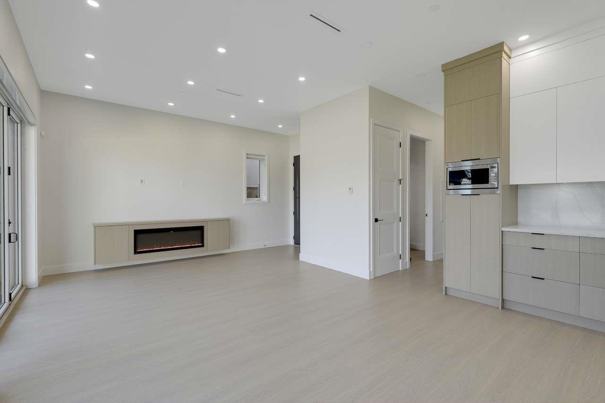 Bedroom 3 Photo of 2 3251 E 44 Avenue, Vancouver, BC