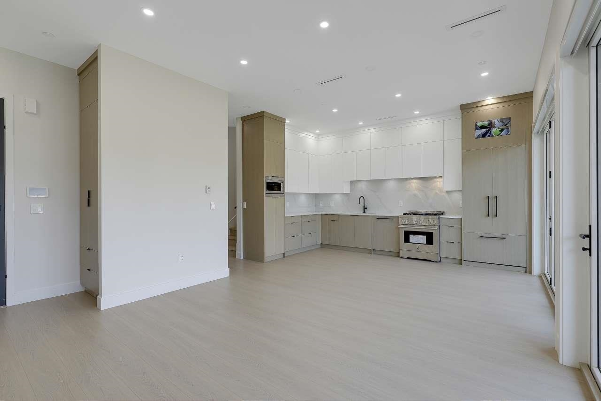 Dining Area Photo of 2 3251 E 44 Avenue, Vancouver, BC
