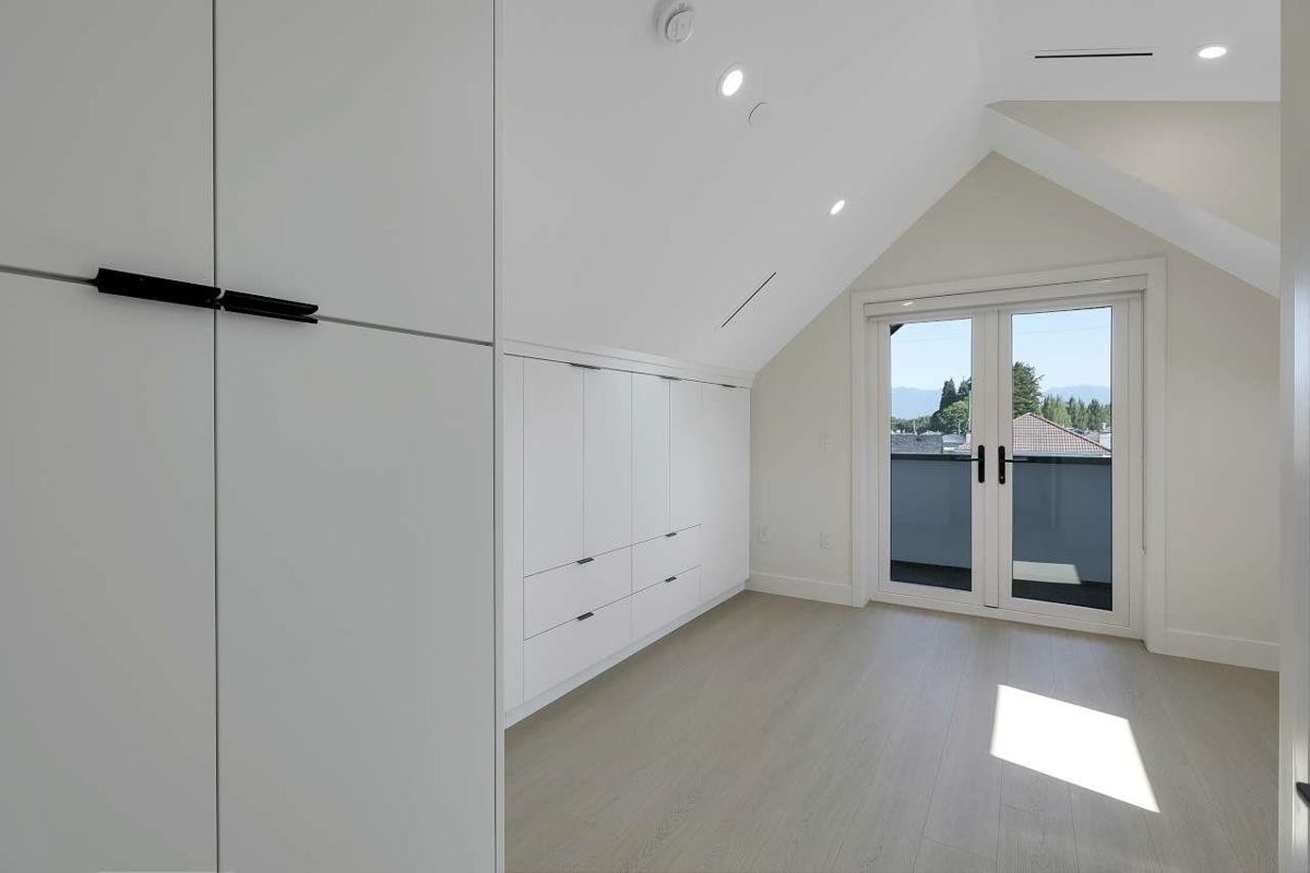 Entry Foyer Photo of 2 3251 E 44 Avenue, Vancouver, BC