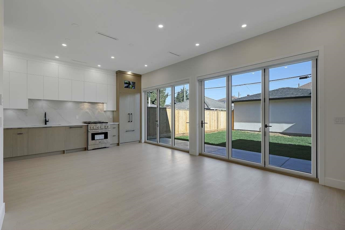 Family Room Photo of 2 3251 E 44 Avenue, Vancouver, BC