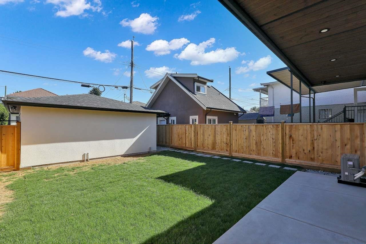 Front Yard Photo of 2 3251 E 44 Avenue, Vancouver, BC