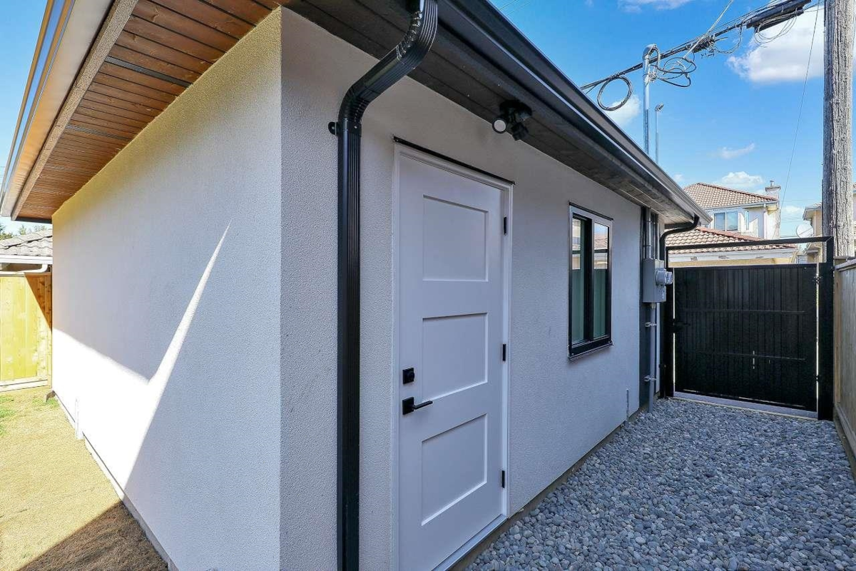 Garden / Landscaping Photo of 2 3251 E 44 Avenue, Vancouver, BC