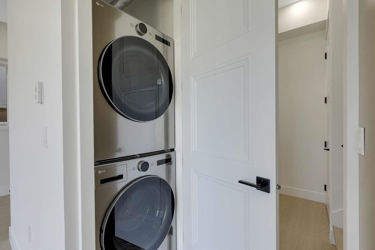 Guest Bathroom Photo of 2 3251 E 44 Avenue, Vancouver, BC