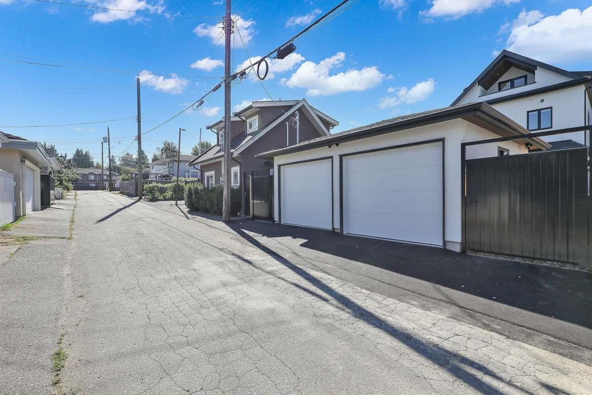 Hot Tub / Spa Photo of 2 3251 E 44 Avenue, Vancouver, BC