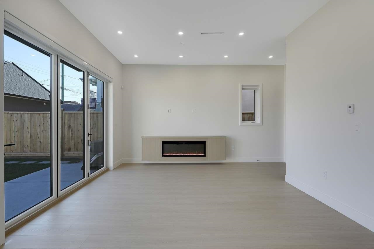 Kitchen Island Photo of 2 3251 E 44 Avenue, Vancouver, BC