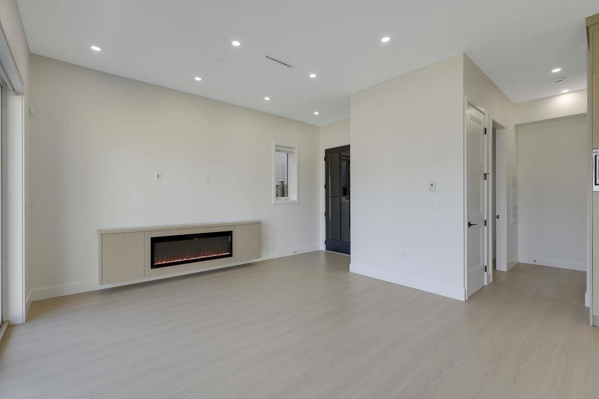 Kitchen Photo of 2 3251 E 44 Avenue, Vancouver, BC