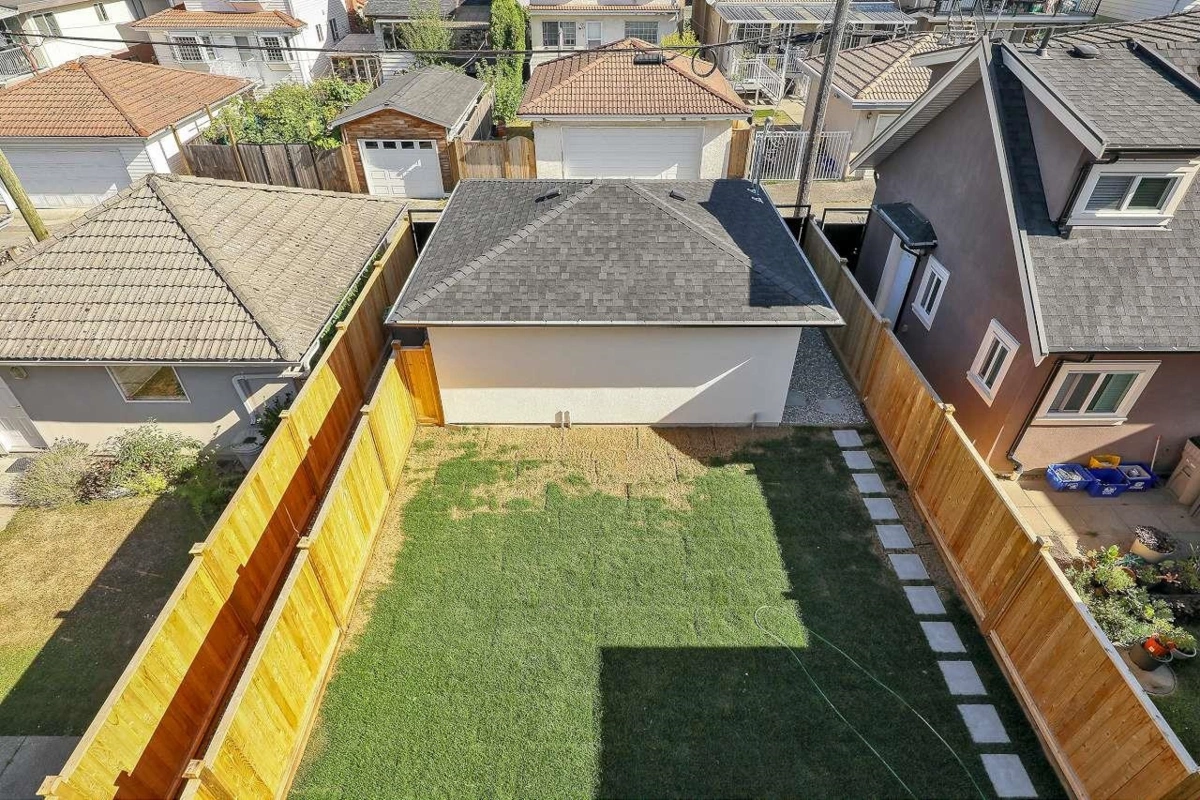 Outdoor Deck Photo of 2 3251 E 44 Avenue, Vancouver, BC