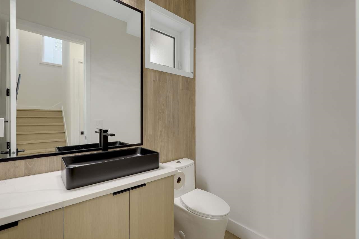 Powder Room Photo of 2 3251 E 44 Avenue, Vancouver, BC