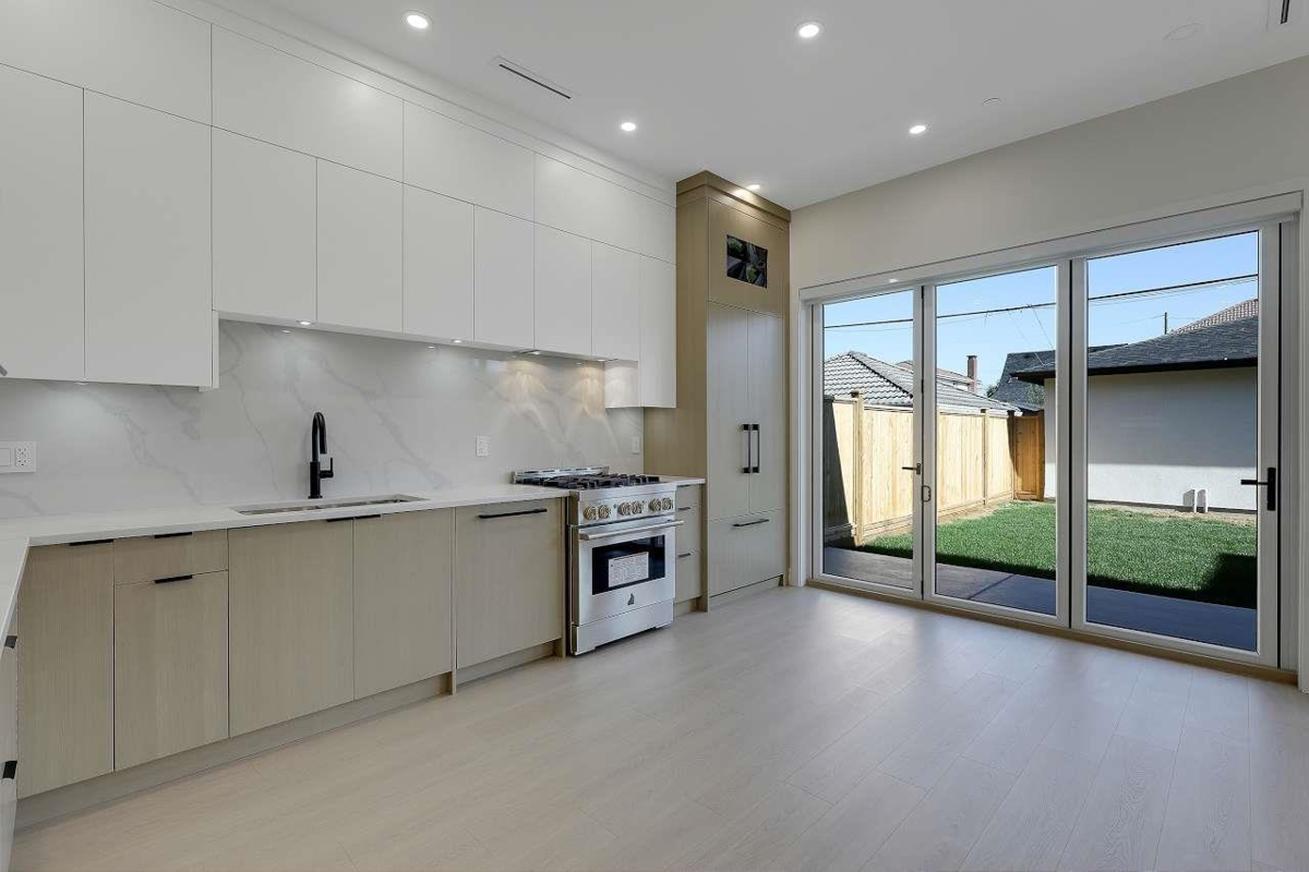 Primary Bathroom Photo of 2 3251 E 44 Avenue, Vancouver, BC