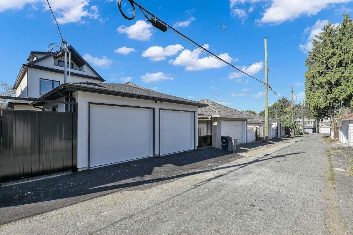 Swimming Pool Photo of 2 3251 E 44 Avenue, Vancouver, BC