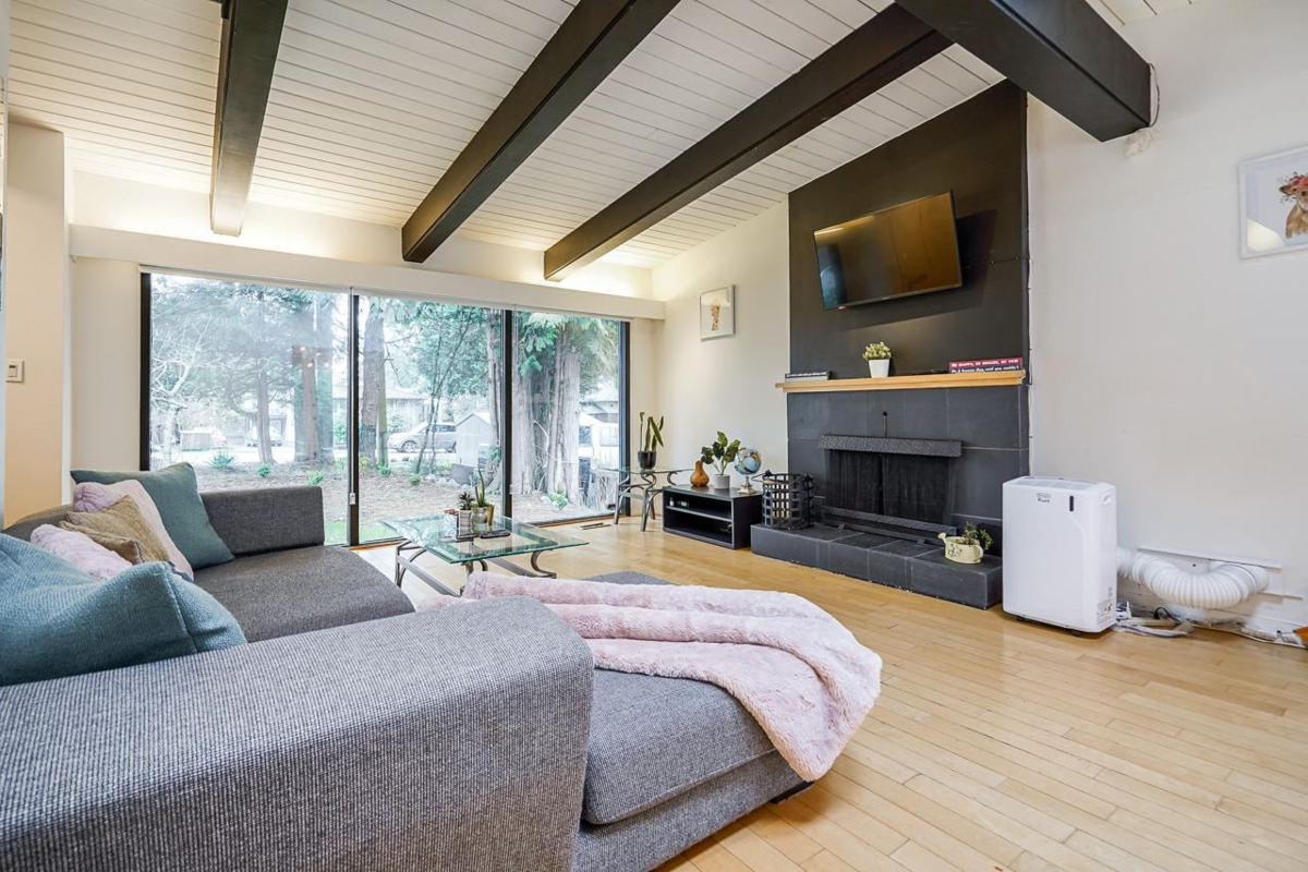 Kitchen Photo of 14352 110 Avenue Avenue, Surrey, BC