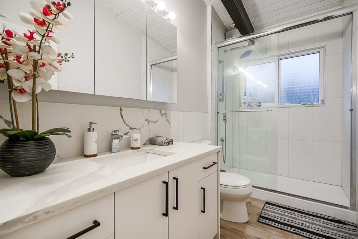 Mudroom Photo of 14352 110 Avenue Avenue, Surrey, BC