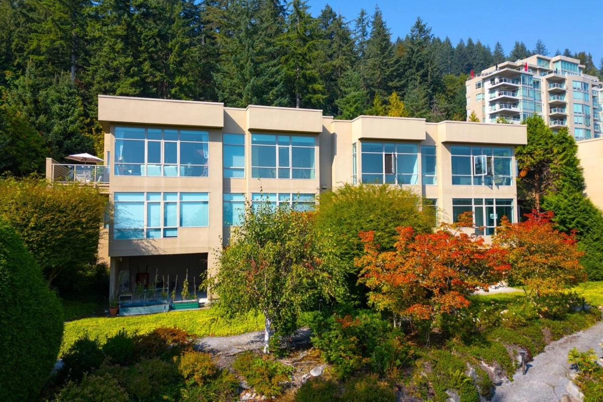 Garden / Landscaping Photo of 3178 Deer Ridge Drive, West Vancouver, BC