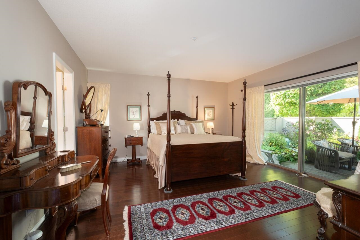 Guest Bathroom Photo of 3178 Deer Ridge Drive, West Vancouver, BC