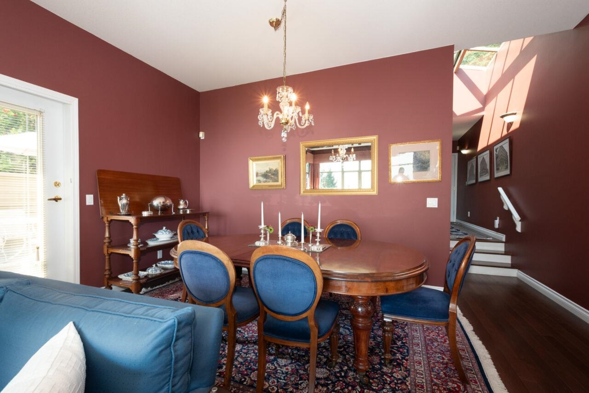 Kitchen Island Photo of 3178 Deer Ridge Drive, West Vancouver, BC