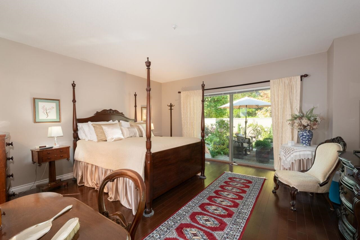 Powder Room Photo of 3178 Deer Ridge Drive, West Vancouver, BC