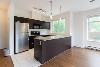 205 10455 University Drive, Surrey, BC, Surrey — Apartment/Condo for sale