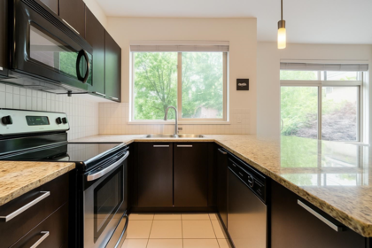 205 10455 University Drive, Surrey, BC, Surrey — Apartment/Condo for sale
