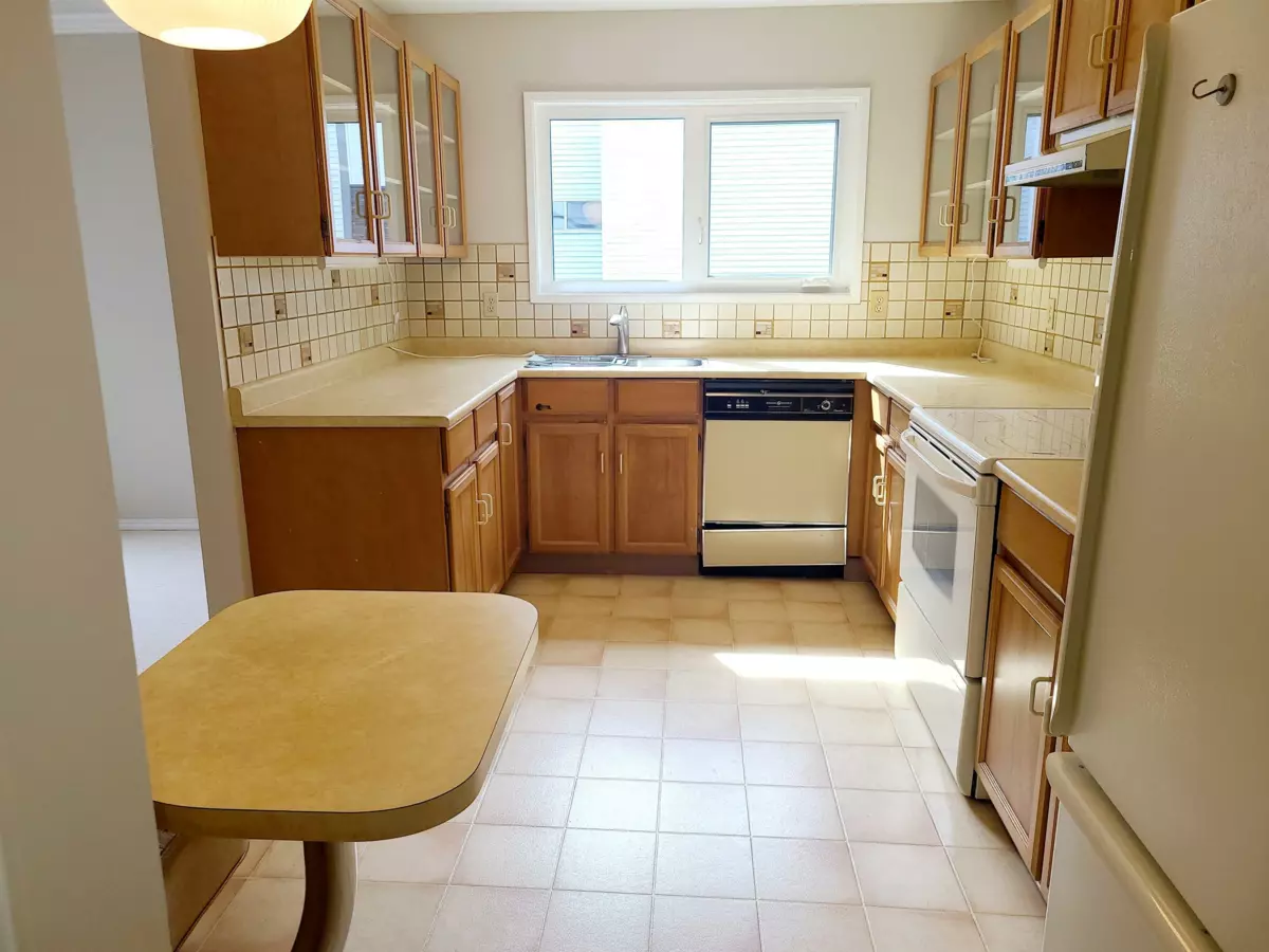 Dining Area Photo of 111 1521 Blackwood Street, White Rock, BC