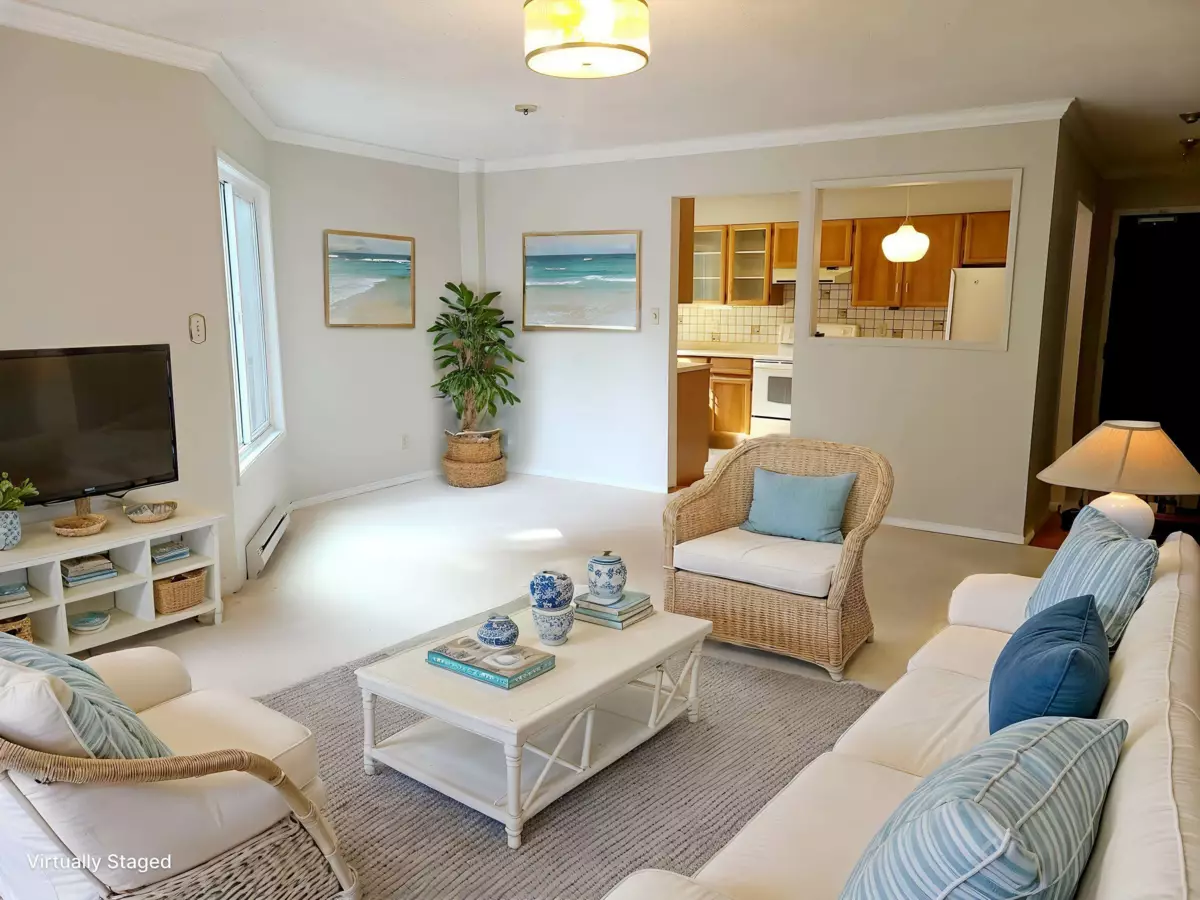 Walk-In Closet Photo of 111 1521 Blackwood Street, White Rock, BC