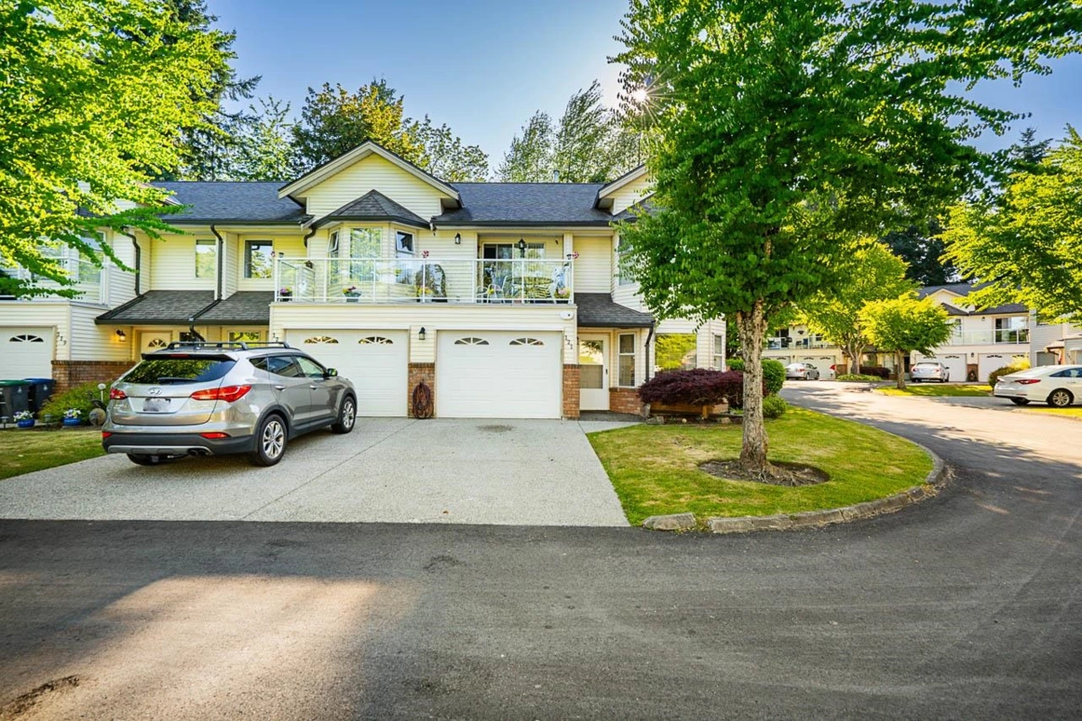 Family Room Photo of 121 6841 138 Street, Surrey, BC
