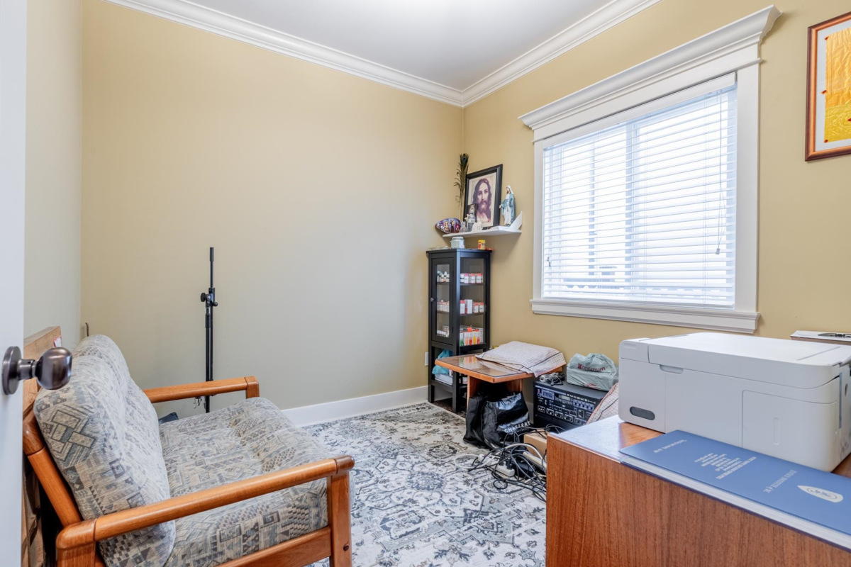 Guest Bathroom Photo of 15833 108 Avenue, Surrey, BC