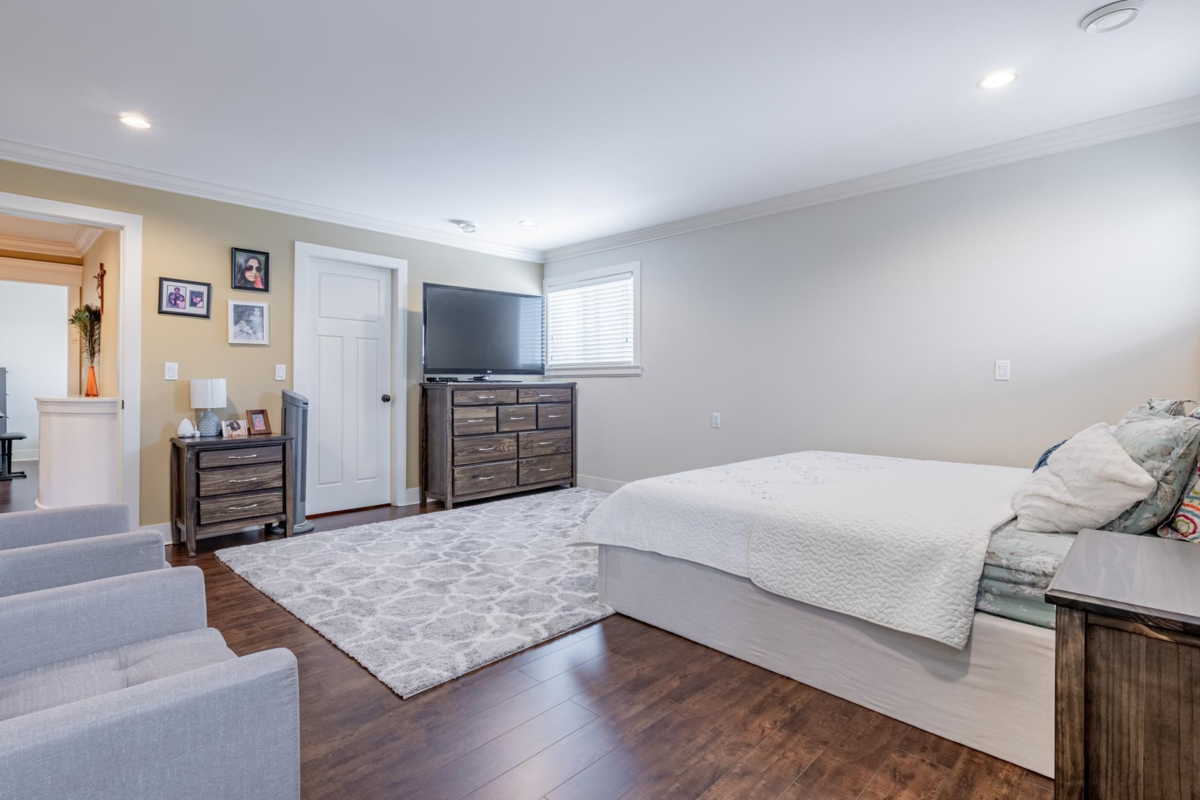 Laundry Room Photo of 15833 108 Avenue, Surrey, BC