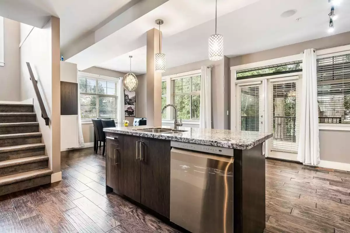 Kitchen Photo of 37 35298 Marshall Road, Abbotsford, BC