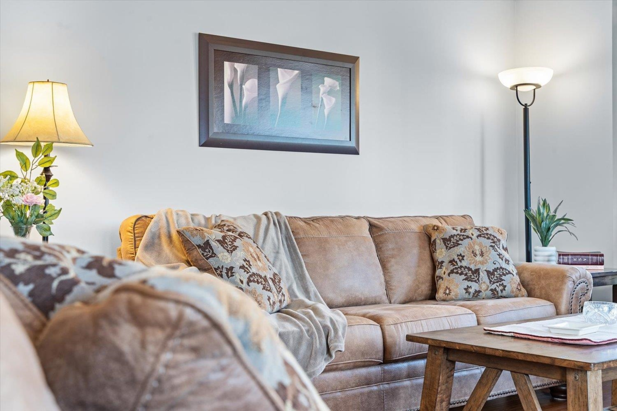 Kitchen Island Photo of 203 45604 Brett Avenue, Chilliwack, BC