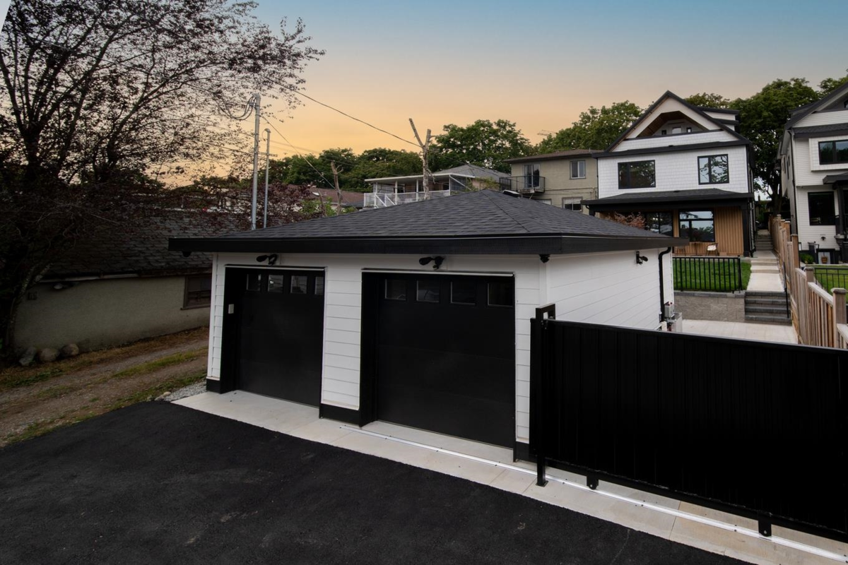 Garden / Landscaping Photo of 1 3576 E Pender Street, Vancouver, BC