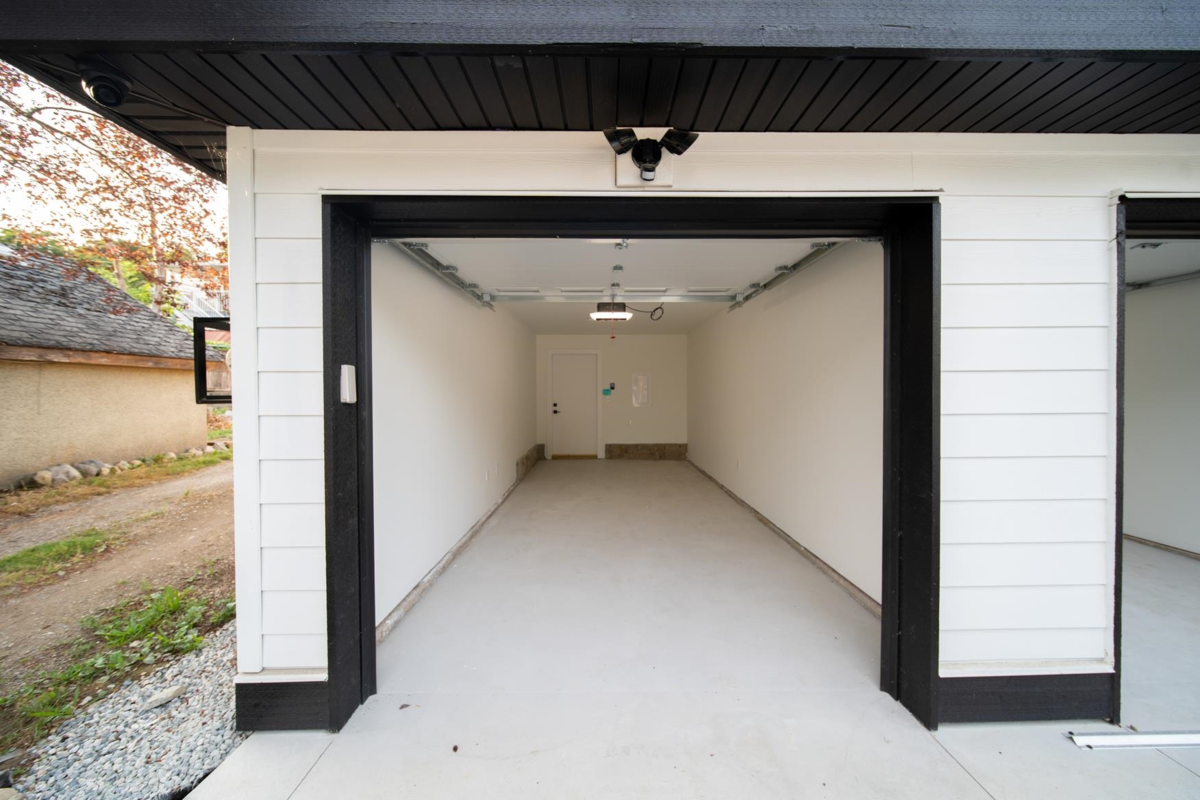 Swimming Pool Photo of 1 3576 E Pender Street, Vancouver, BC