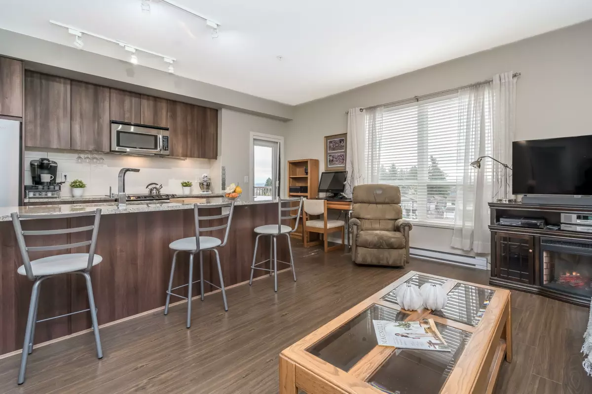 Walk-In Closet Photo of 307 6450 194 Street, Surrey, BC