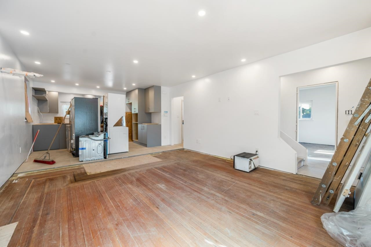 Breakfast Nook Photo of 7520 Canada Way, Burnaby, BC