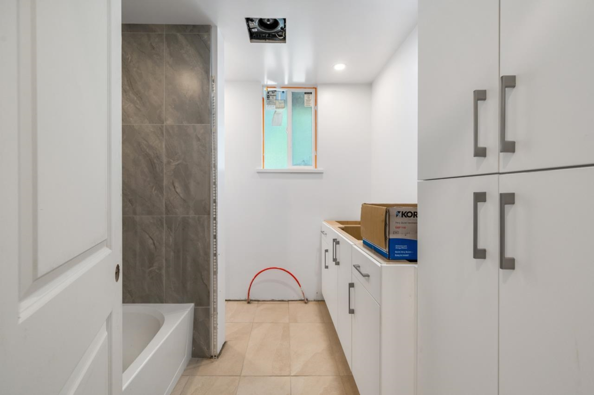 Primary Bathroom Photo of 7520 Canada Way, Burnaby, BC