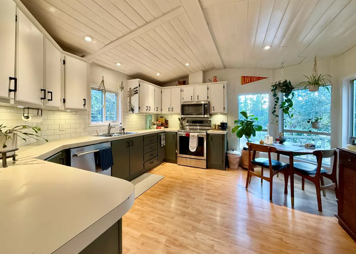 Entry Foyer Photo of 962 Cemetery Road, Gibsons, BC