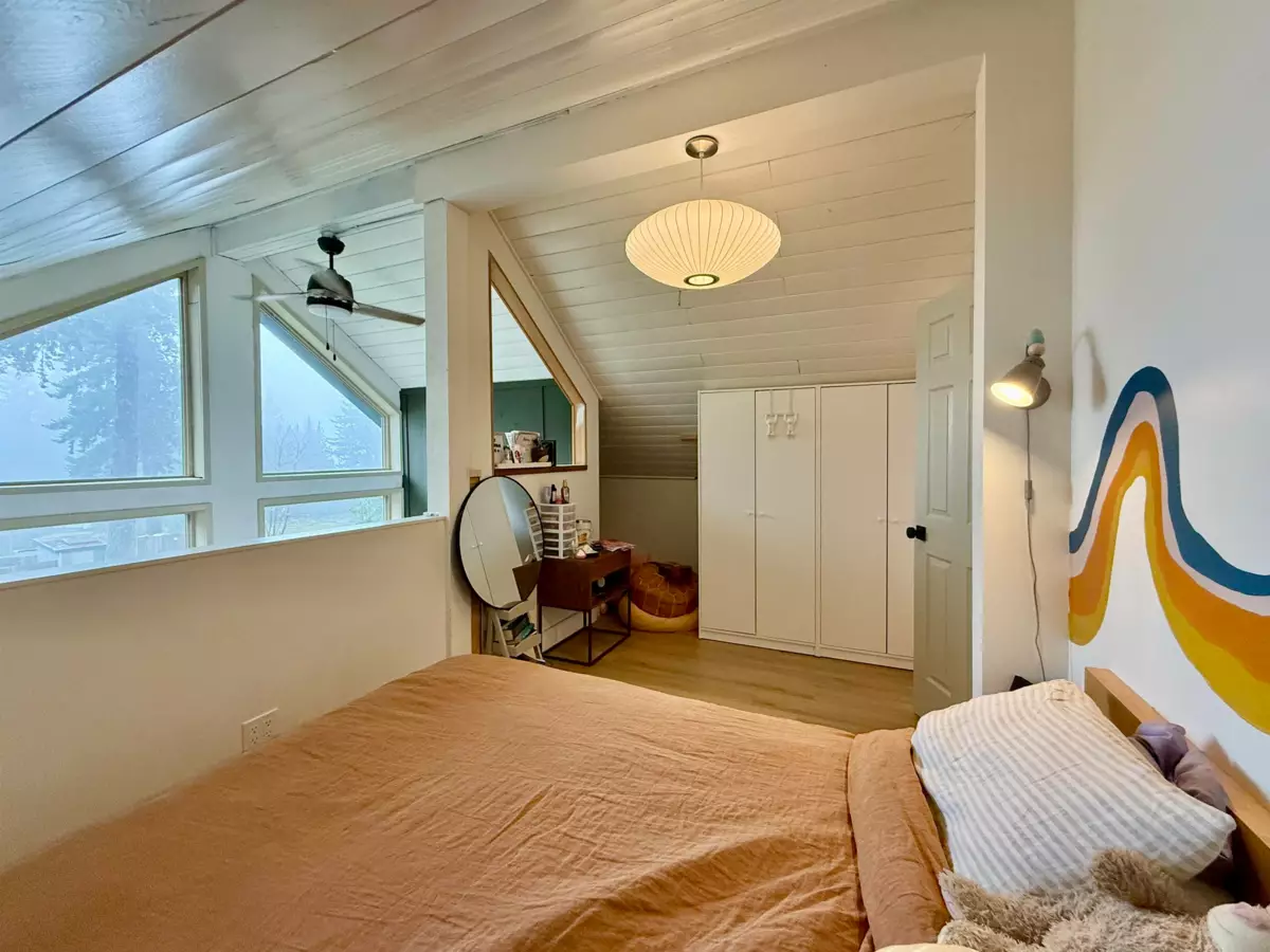 Guest Bathroom Photo of 962 Cemetery Road, Gibsons, BC