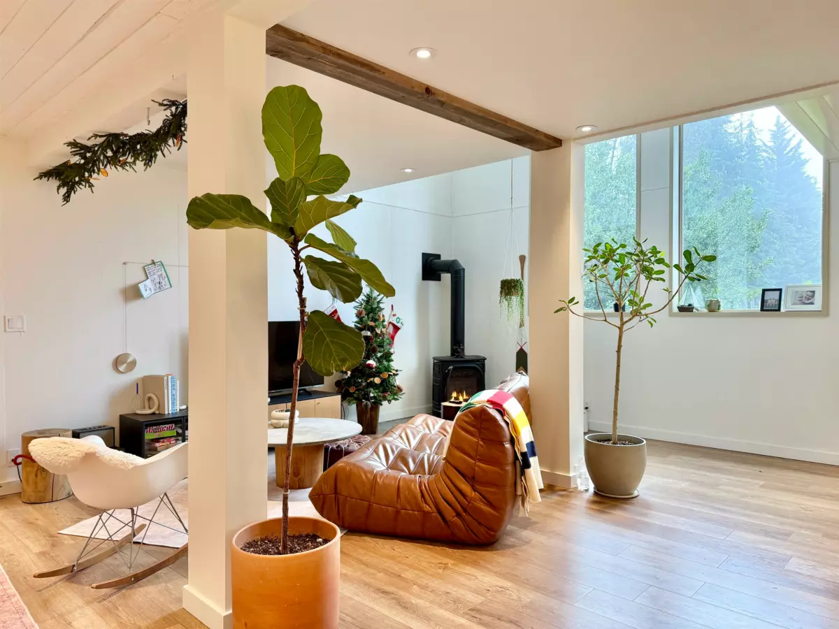 Kitchen Island Photo of 962 Cemetery Road, Gibsons, BC